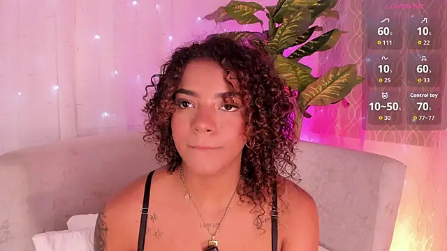 Snapshot of Iris_hott1 chatting on 09.23.25 Iris hott1 online show from 09.23.25