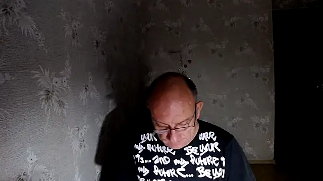 Snapshot of Bossun79 chatting on 10.04.25 Bossun79 online show from 10.04.25