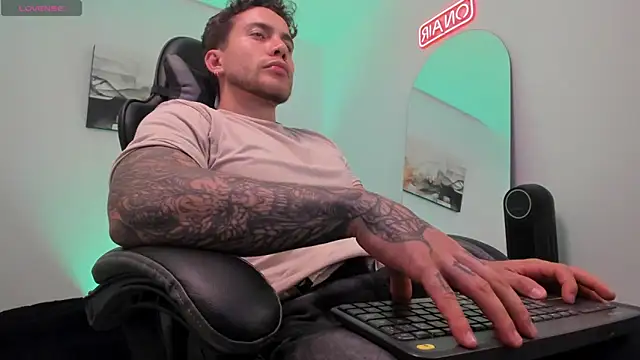 Snapshot of LucianSinclair chatting on 03.01.25 LucianSinclair online show from 03.01.25