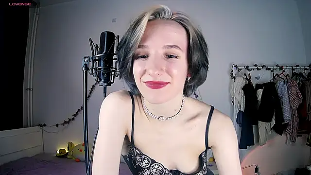 Snapshot of Violet_Veliya chatting on 02.28.25 Violet Veliya online show from 02.28.25