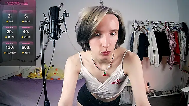 Snapshot of Violet_Veliya chatting on 03.07.25 Violet Veliya online show from 03.07.25