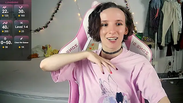 Snapshot of Violet_Veliya chatting on 10.31.25 Violet Veliya online show from 10.31.25