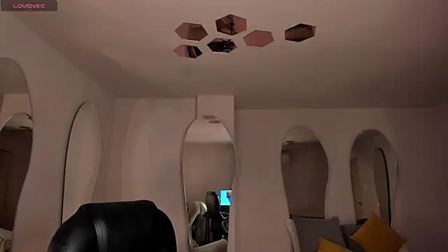 PaulinaSantos  online show from 11.02.25