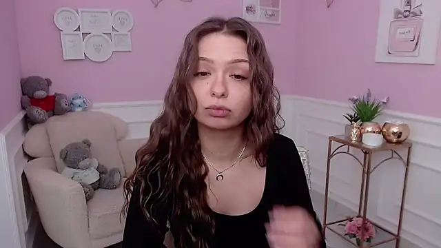 LucySkilar online show from 12.02.25