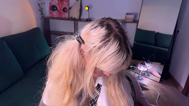 Snapshot of Eerectioneering chatting on 10.12.25 Eerectioneering online show from 10.12.25