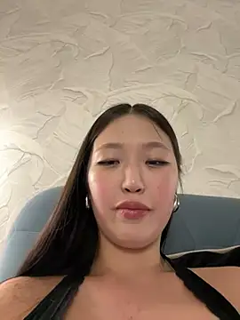 Snapshot of Aiko_Yumi chatting on 01.31.25 Aiko Yumi online show from 01.31.25