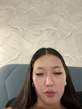 Snapshot of Aiko_Yumi chatting on 02.24.25 Aiko Yumi online show from 02.24.25