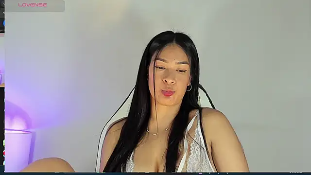 Snapshot of bella_hadid1_ chatting on 02.24.25 bella hadid1  online show from 02.24.25