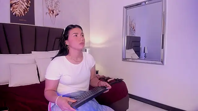 Snapshot of Sofi_Perez_ chatting on 03.20.25 Sofi Perez online show from 03.20.25