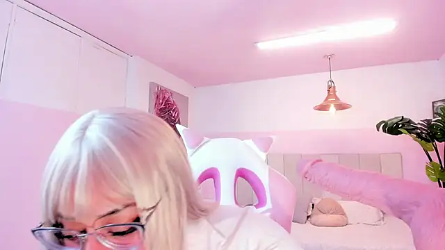 Snapshot of Red_lady chatting on 02.15.25 Red lady online show from 02.15.25