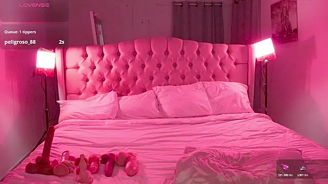 Snapshot of anniek chatting on 11.08.25 anniek online show from 11.08.25