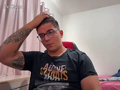 Snapshot of Thickdick6905 chatting on 11.08.25 Thickdick6905 online show from 11.08.25