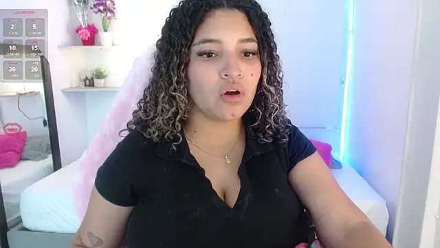 Snapshot of Julia_Boobs chatting on 10.17.25 Julia Boobs online show from 10.17.25