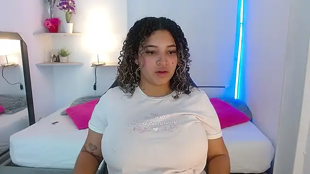 Snapshot of Julia_Boobs chatting on 10.20.25 Julia Boobs online show from 10.20.25