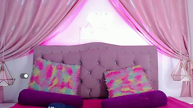 Snapshot of SexyJuliii21 chatting on 12.19.24 SexyJuliii21 online show from 12.19.24