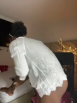 Snapshot of kellya_ chatting on 09.21.25 kellya online show from 09.21.25