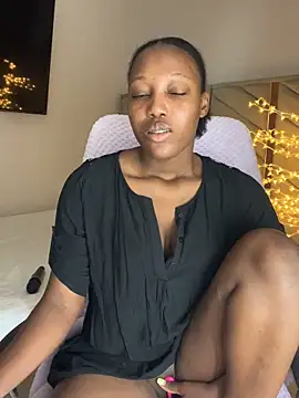 Snapshot of kellya_ chatting on 10.18.25 kellya online show from 10.18.25