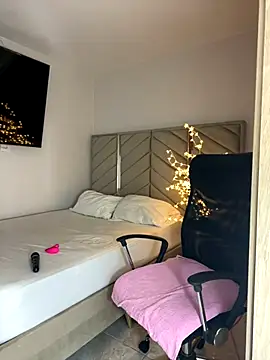 Snapshot of kellya_ chatting on 10.31.25 kellya online show from 10.31.25