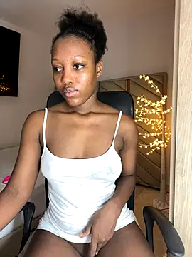 Snapshot of kellya_ chatting on 11.08.25 kellya online show from 11.08.25