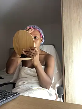 Snapshot of kellya_ chatting on 12.03.25 kellya online show from 12.03.25