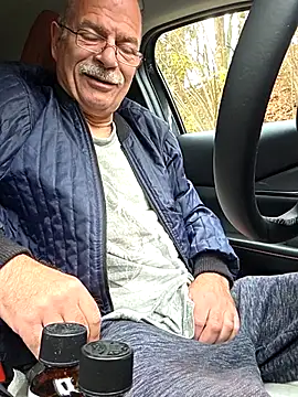 Snapshot of bottomhairy chatting on 11.12.25 bottomhairy online show from 11.12.25