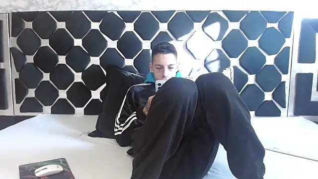 Snapshot of thiago19s chatting on 02.13.25 thiago19s online show from 02.13.25