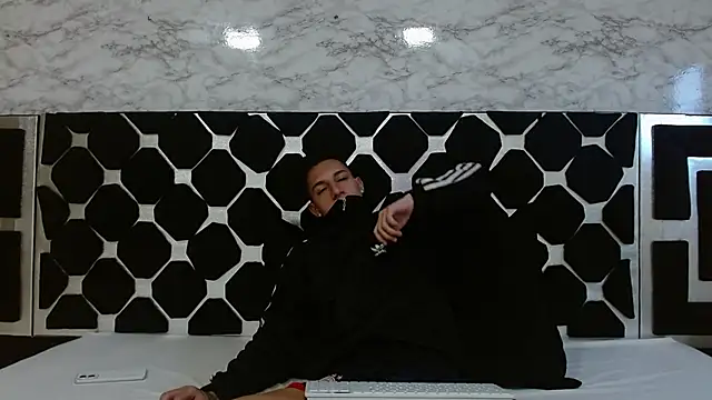 Snapshot of thiago19s chatting on 02.13.25 thiago19s online show from 02.13.25