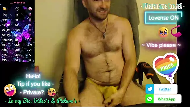 Snapshot of RealManHaveHairy chatting on 10.13.25 RealManHaveHairy online show from 10.13.25
