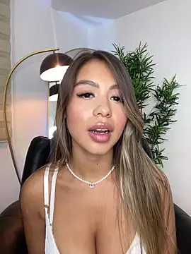  laura 02 online show from 03.05.25