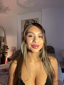  laura 02 online show from 03.20.25