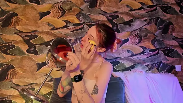 Snapshot of CrystalRey chatting on 01.12.25 CrystalRey online show from 01.12.25