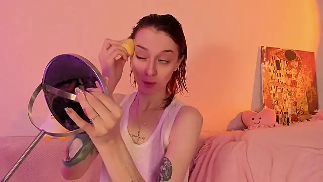 Snapshot of CrystalRey chatting on 02.04.25 CrystalRey online show from 02.04.25