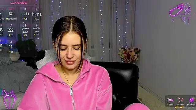 Snapshot of Milkissss chatting on 10.02.25 Milkissss online show from 10.02.25