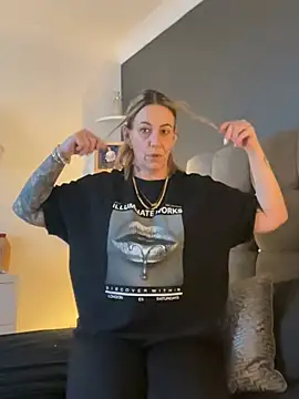 Snapshot of blondebitch2 chatting on 01.14.25 blondebitch2 online show from 01.14.25