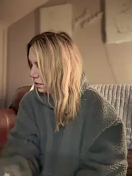 Snapshot of blondebitch2 chatting on 02.02.25 blondebitch2 online show from 02.02.25