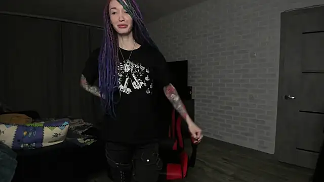 Roxy Silver online show from 12.17.24