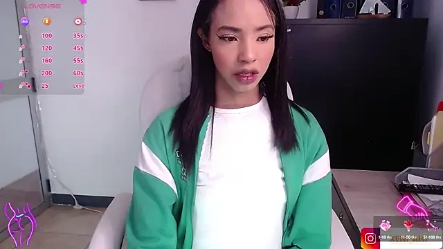 Snapshot of xenia_golden chatting on 01.21.25 xenia golden online show from 01.21.25
