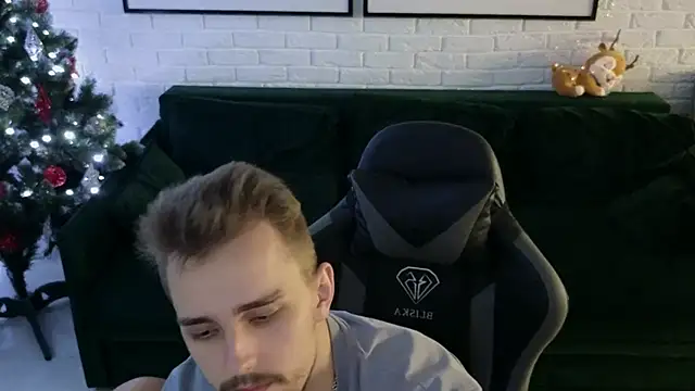 Snapshot of Larstar01 chatting on 12.12.24 Larstar01 online show from 12.12.24