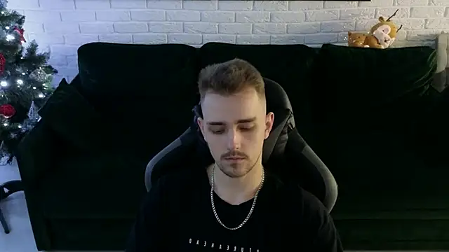 Snapshot of Larstar01 chatting on 12.15.24 Larstar01 online show from 12.15.24