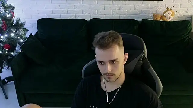 Snapshot of Larstar01 chatting on 12.15.24 Larstar01 online show from 12.15.24