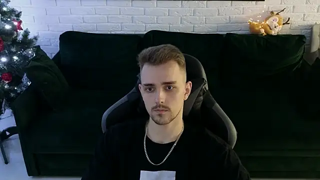 Snapshot of Larstar01 chatting on 12.18.24 Larstar01 online show from 12.18.24