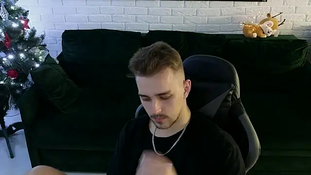 Snapshot of Larstar01 chatting on 12.19.24 Larstar01 online show from 12.19.24