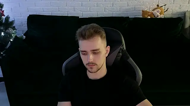 Snapshot of Larstar01 chatting on 12.21.24 Larstar01 online show from 12.21.24