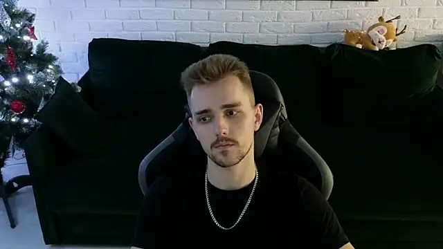 Snapshot of Larstar01 chatting on 12.27.24 Larstar01 online show from 12.27.24