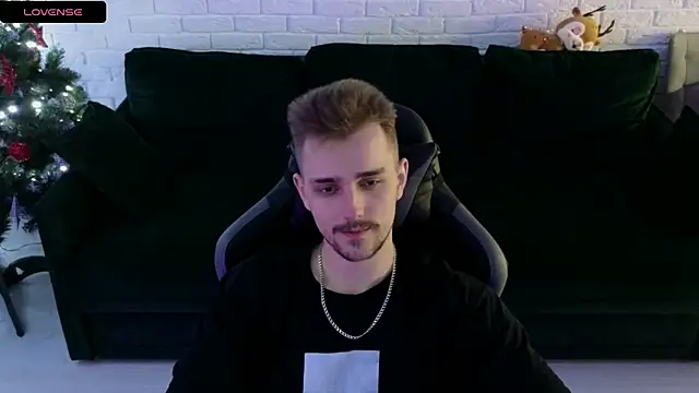 Snapshot of Larstar01 chatting on 12.29.24 Larstar01 online show from 12.29.24