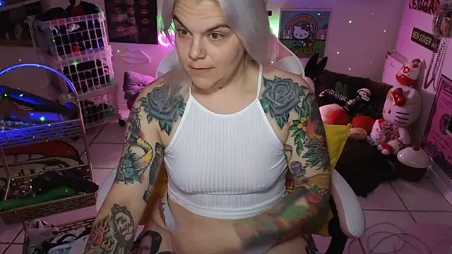 Snapshot of CherryBombBomb chatting on 12.02.24 CherryBombBomb online show from 12.02.24