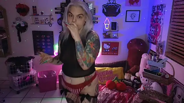 Snapshot of CherryBombBomb chatting on 01.04.25 CherryBombBomb online show from 01.04.25