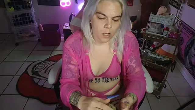 Snapshot of CherryBombBomb chatting on 01.11.25 CherryBombBomb online show from 01.11.25