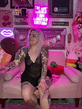 Snapshot of CherryBombBomb chatting on 02.14.25 CherryBombBomb online show from 02.14.25