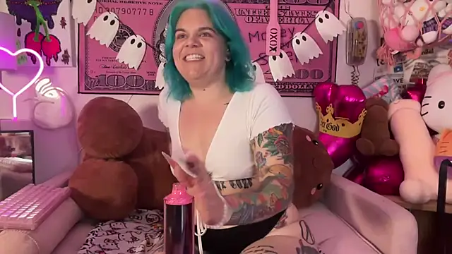 Snapshot of CherryBombBomb chatting on 10.05.25 CherryBombBomb online show from 10.05.25